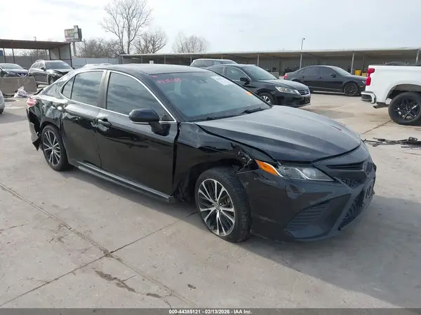 4T1B11HK6JU140402 2018 TOYOTA CAMRY - Image 1
