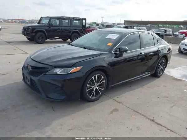 4T1B11HK6JU140402 2018 TOYOTA CAMRY - Image 2