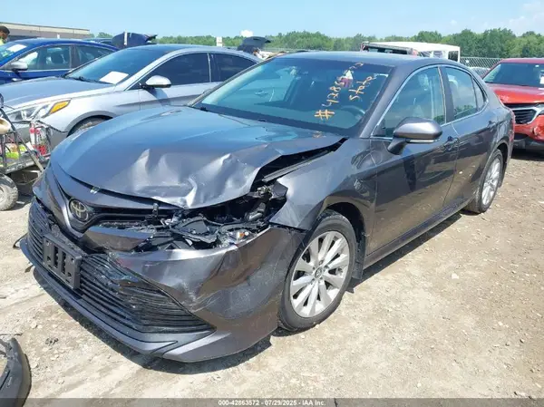 4T1B11HK6JU141582 2018 TOYOTA CAMRY - Image 2