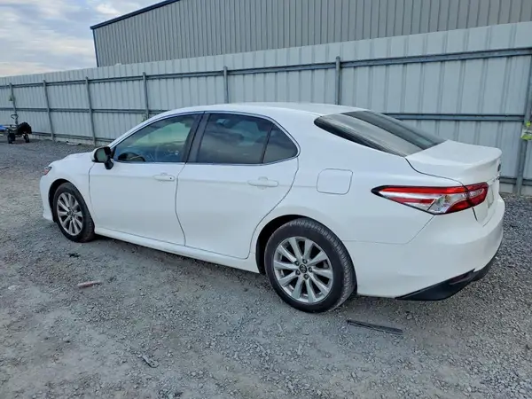 4T1B11HK6JU141940 2018 TOYOTA CAMRY - Image 2