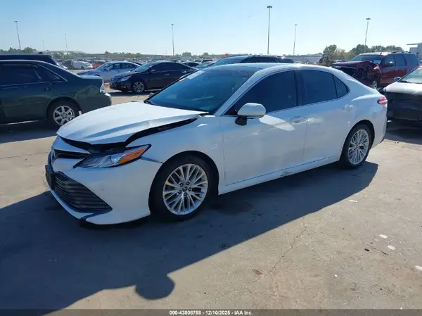 4T1B11HK6JU151173 2018 TOYOTA CAMRY - Image 2