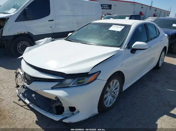 4T1B11HK6JU154980 2018 TOYOTA CAMRY - Image 2