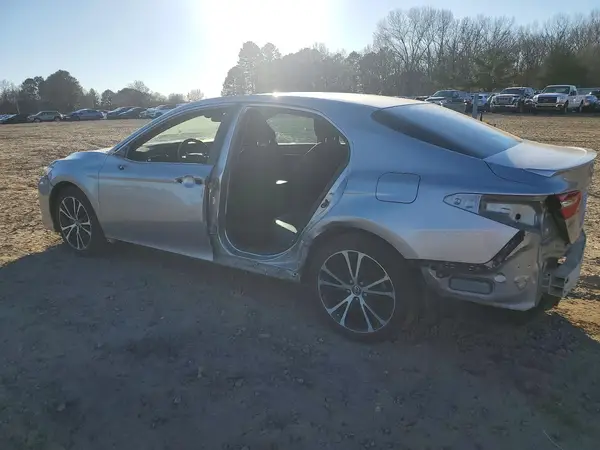4T1B11HK6JU157605 2018 TOYOTA CAMRY - Image 2