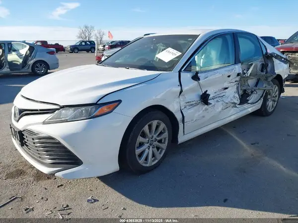 4T1B11HK6JU157815 2018 TOYOTA CAMRY - Image 2