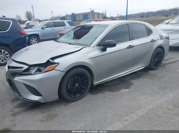 4T1B11HK6JU158088 2018 TOYOTA CAMRY - Image 2