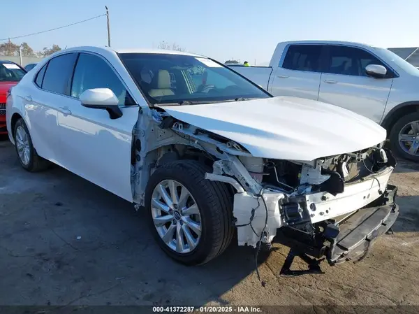 4T1B11HK6JU501272 2018 TOYOTA CAMRY - Image 1