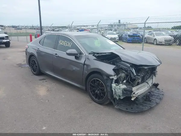 4T1B11HK6JU505774 2018 TOYOTA CAMRY - Image 1