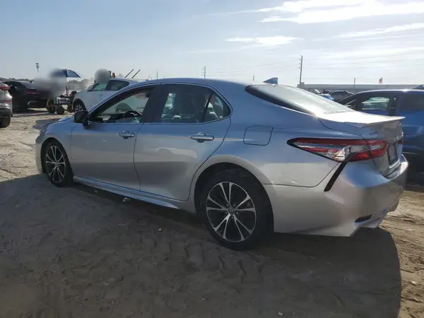 4T1B11HK6JU513809 2018 TOYOTA CAMRY - Image 2