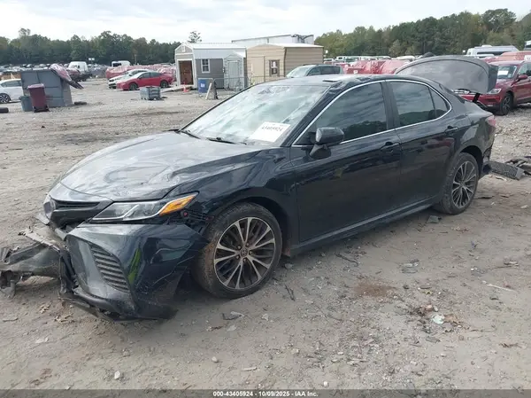 4T1B11HK6JU516578 2018 TOYOTA CAMRY - Image 2