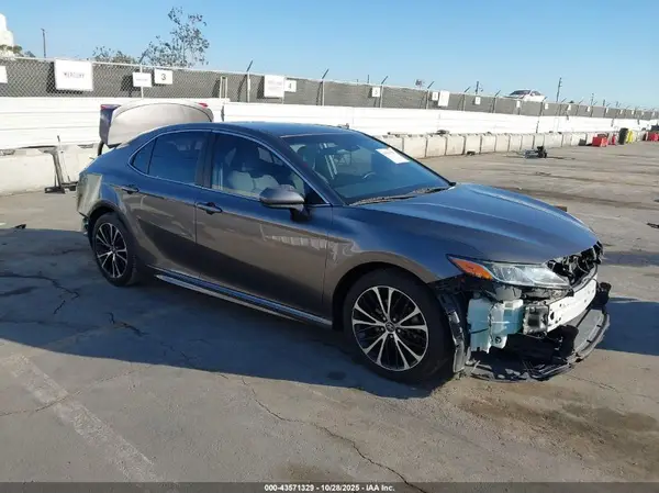 4T1B11HK6JU518623 2018 TOYOTA CAMRY - Image 1