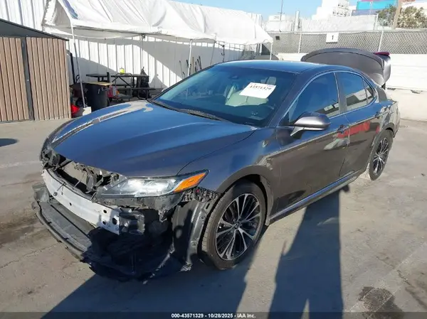 4T1B11HK6JU518623 2018 TOYOTA CAMRY - Image 2