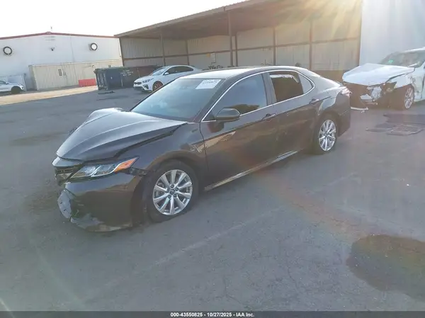 4T1B11HK6JU522333 2018 TOYOTA CAMRY - Image 2
