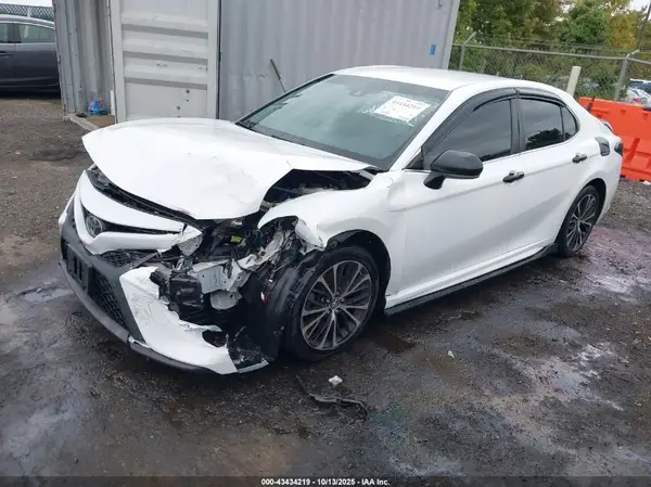 4T1B11HK6JU523174 2018 TOYOTA CAMRY - Image 2