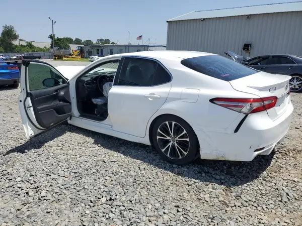 4T1B11HK6JU525099 2018 TOYOTA CAMRY - Image 2