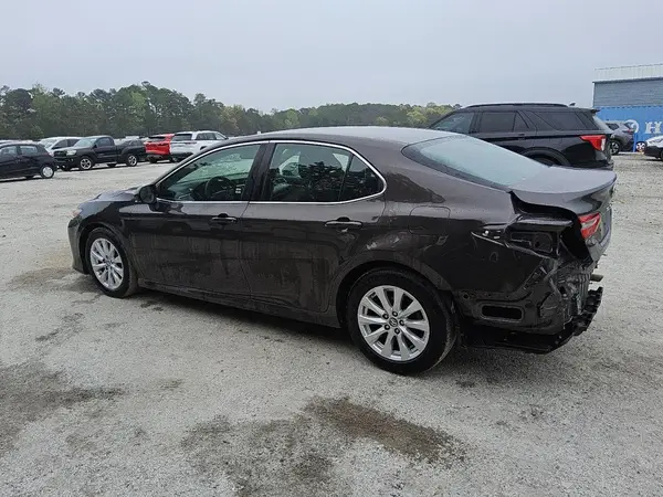 4T1B11HK6JU540413 2018 TOYOTA CAMRY - Image 2