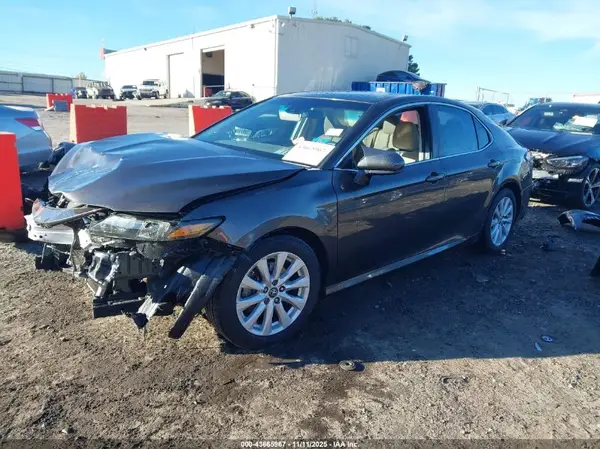 4T1B11HK6JU545630 2018 TOYOTA CAMRY - Image 2