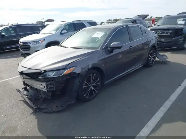4T1B11HK6JU547023 2018 TOYOTA CAMRY - Image 2