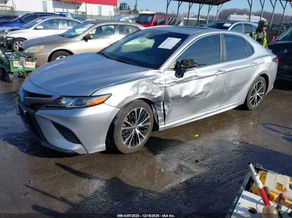 4T1B11HK6JU557020 2018 TOYOTA CAMRY - Image 2