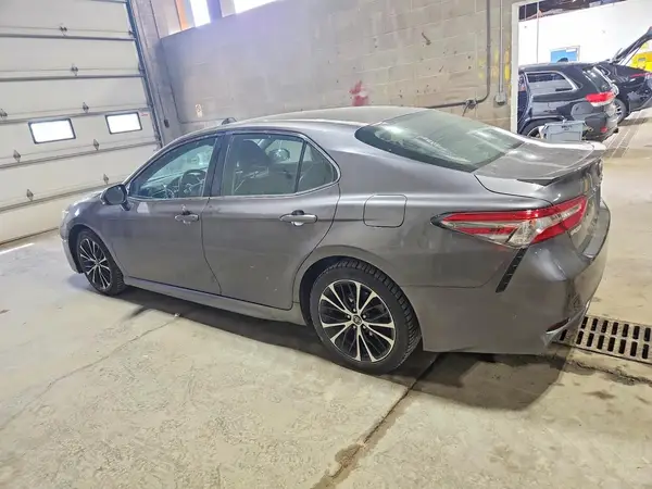 4T1B11HK6JU557289 2018 TOYOTA CAMRY - Image 2