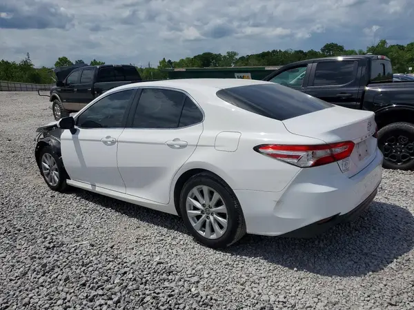 4T1B11HK6JU557857 2018 TOYOTA CAMRY - Image 2