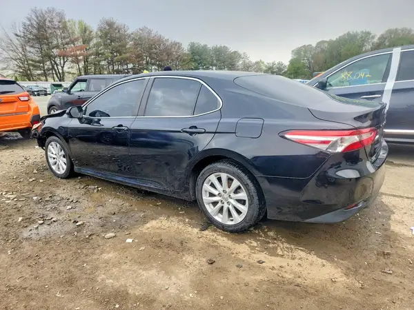 4T1B11HK6JU562444 2018 TOYOTA CAMRY - Image 2