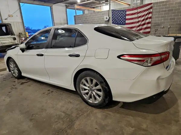 4T1B11HK6JU563447 2018 TOYOTA CAMRY - Image 2