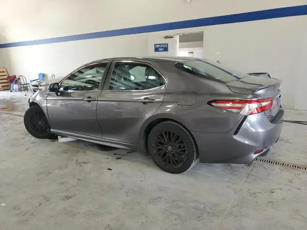 4T1B11HK6JU568518 2018 TOYOTA CAMRY - Image 2