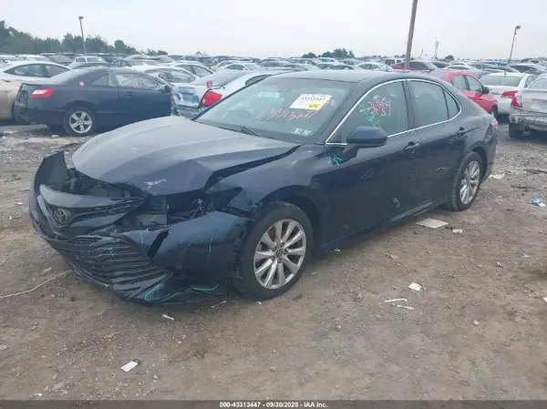4T1B11HK6JU571046 2018 TOYOTA CAMRY - Image 2