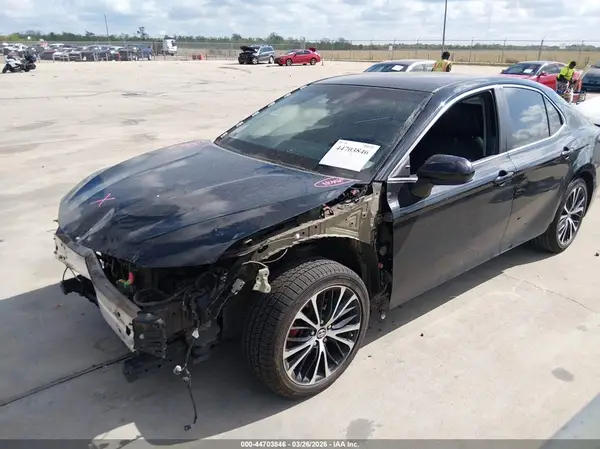 4T1B11HK6JU571824 2018 TOYOTA CAMRY - Image 2