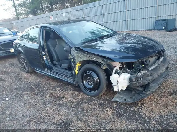 4T1B11HK6JU571872 2018 TOYOTA CAMRY - Image 1
