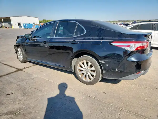 4T1B11HK6JU571886 2018 TOYOTA CAMRY - Image 2