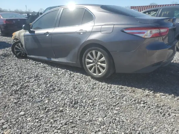 4T1B11HK6JU573623 2018 TOYOTA CAMRY - Image 2