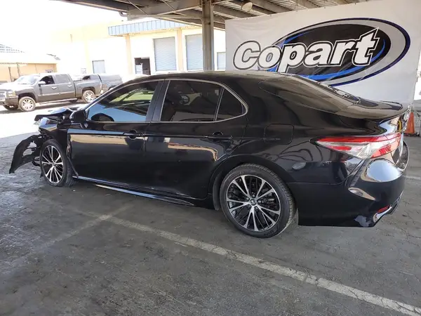 4T1B11HK6JU577557 2018 TOYOTA CAMRY - Image 2
