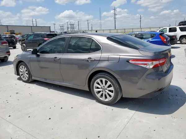 4T1B11HK6JU577722 2018 TOYOTA CAMRY - Image 2