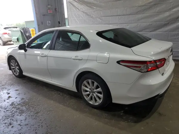 4T1B11HK6JU577901 2018 TOYOTA CAMRY - Image 2