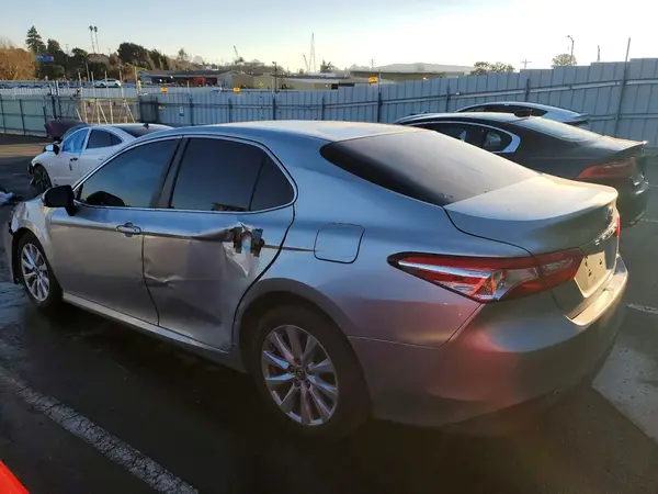 4T1B11HK6JU580345 2018 TOYOTA CAMRY - Image 2