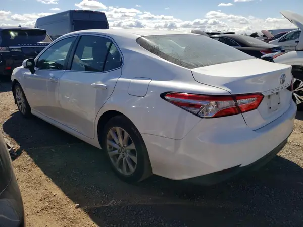 4T1B11HK6JU580555 2018 TOYOTA CAMRY - Image 2