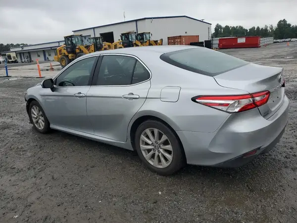 4T1B11HK6JU581348 2018 TOYOTA CAMRY - Image 2