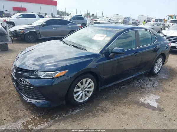 4T1B11HK6JU581351 2018 TOYOTA CAMRY - Image 2