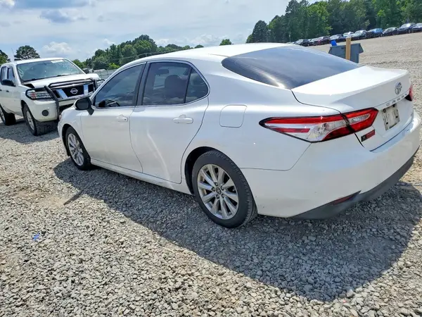 4T1B11HK6JU581429 2018 TOYOTA CAMRY - Image 2