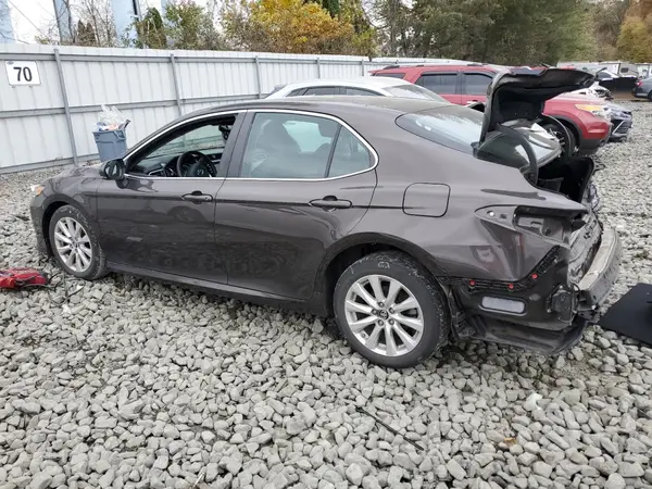 4T1B11HK6JU582273 2018 TOYOTA CAMRY - Image 2