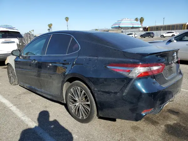 4T1B11HK6JU582631 2018 TOYOTA CAMRY - Image 2
