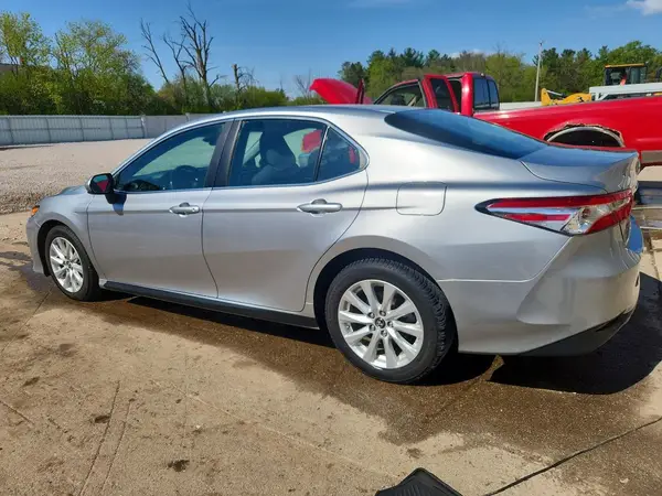4T1B11HK6JU582743 2018 TOYOTA CAMRY - Image 2