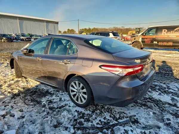 4T1B11HK6JU583164 2018 TOYOTA CAMRY - Image 2