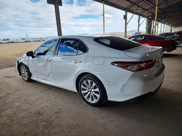 4T1B11HK6JU583374 2018 TOYOTA CAMRY - Image 2
