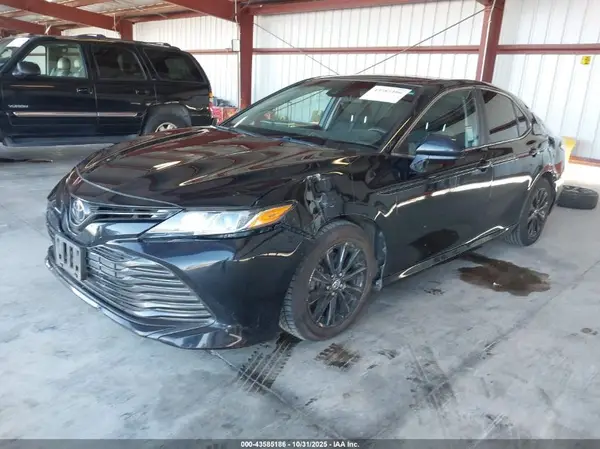 4T1B11HK6JU584069 2018 TOYOTA CAMRY - Image 2