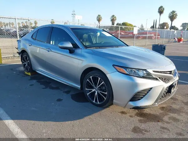 4T1B11HK6JU586386 2018 TOYOTA CAMRY - Image 1