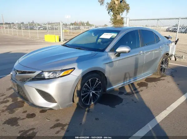 4T1B11HK6JU586386 2018 TOYOTA CAMRY - Image 2