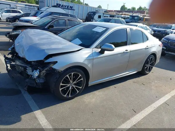 4T1B11HK6JU587117 2018 TOYOTA CAMRY - Image 2