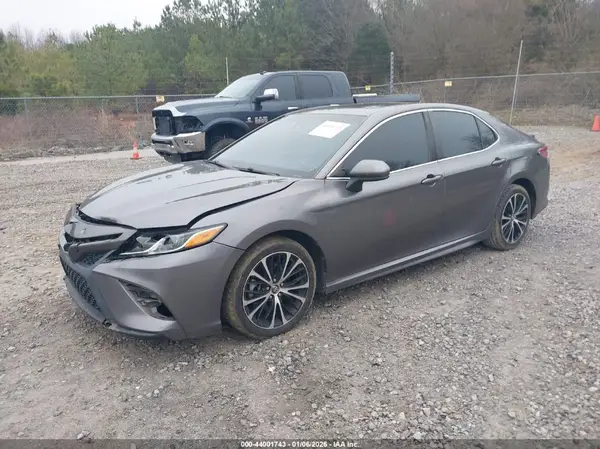 4T1B11HK6JU587800 2018 TOYOTA CAMRY - Image 2